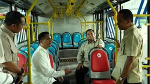 Prabowo Tinjau Pabrik Perakitan Bus Listrik Transjakarta di VKTR Magelang