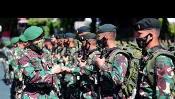 بانغدام حسن الدين يعطي بيت تقدير للجنود المتميزين