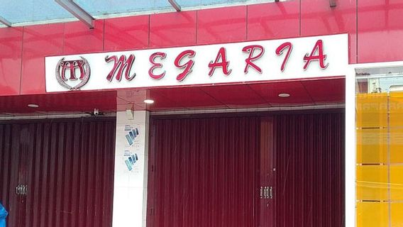 Le Supermarché Megaria à Sangihe, Dans Le Nord De Sulawesi, Vend Déjà Des Huiles De Cuisson à 14 000 IDR Par Litre