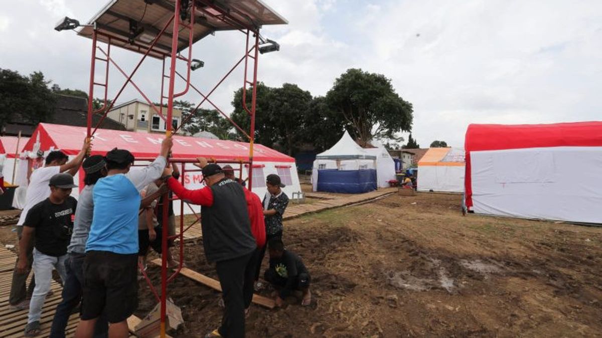 4 Panel Surya Berdiri di Cianjur, Pasok Listrik untuk Pengungsi Hingga Jam 9 Malam