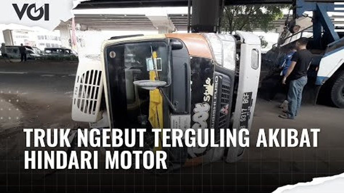 ビデオ:モーターの引き返しのために、トラックはパンジャイタンジャクティムの道路を転がる