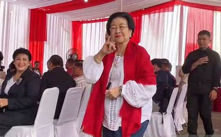 Blouse Putih Selendang Merah, Senyum Simpul Megawati Soekarnoputri Usai Coblos di Pilkada 2024