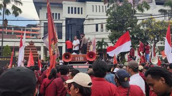 东爪哇示威的工人拒绝泗水的燃料加息，摩托车被要求作为抗议形式