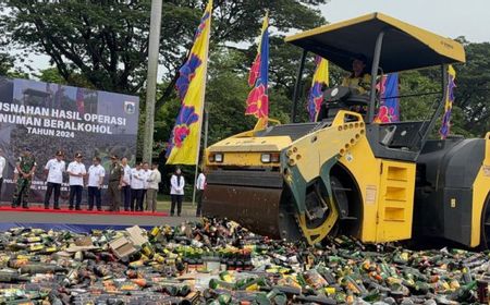 Ribuan Botol Miras Dimusnahkan Satpol PP di Silang Monas