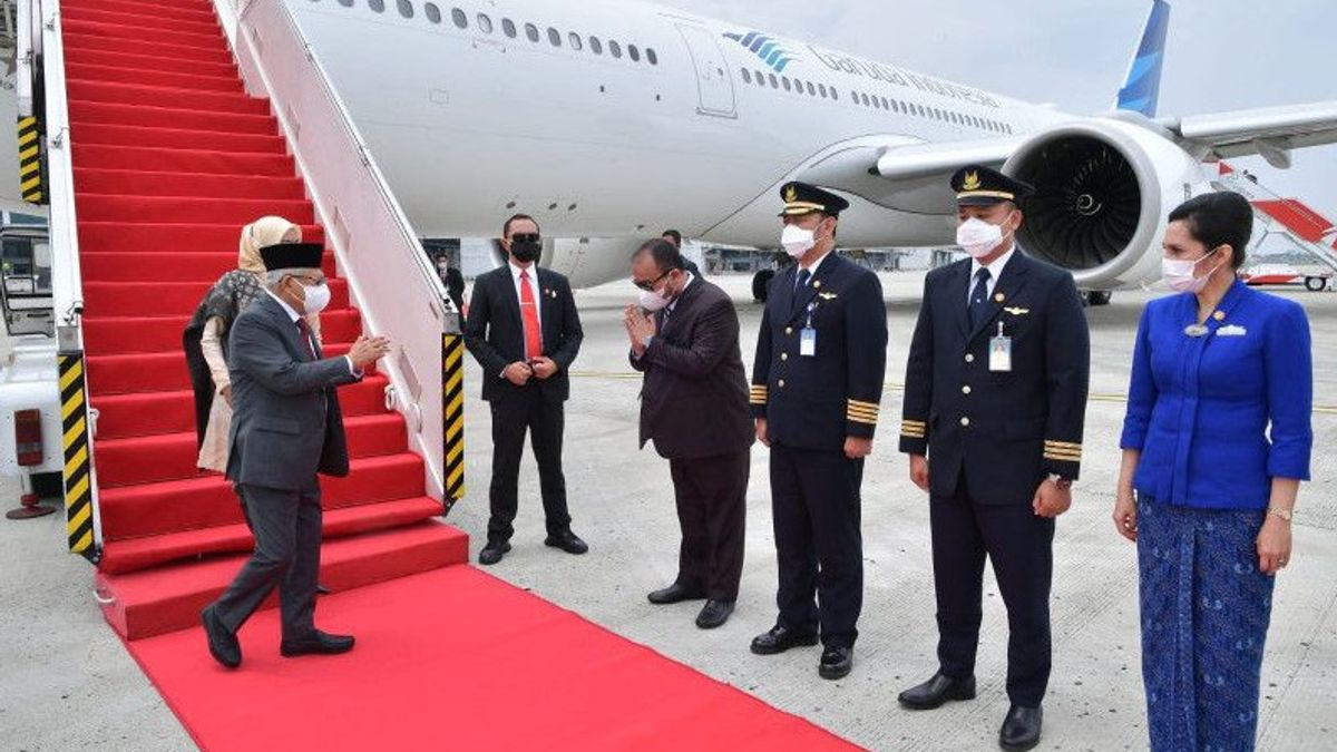 副大統領が中東から11時間の飛行後にインドネシアに到着