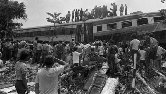 1987年Bintaro悲剧的时刻：印尼最致命的火车相撞事件