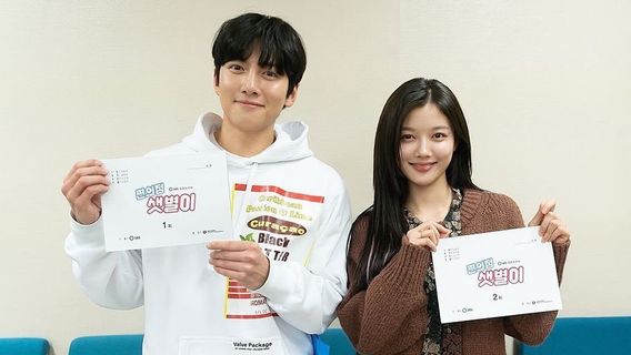 Ji Chang Wook Tak Bisa Tolak Pesona Kim Yoo Jung di Video Penggoda <i>Backstreet Rookie</i>