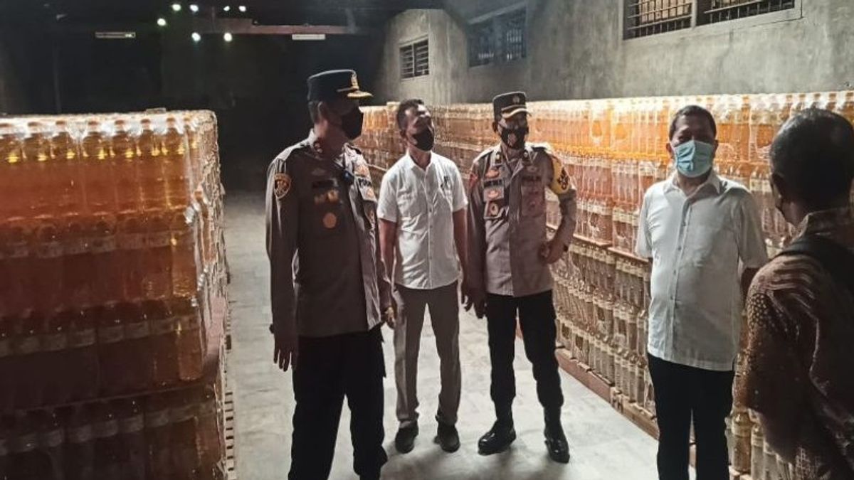 Polres-Pekalongan Regency Government Find Thousands Of Liters Of Cooking Oil In The Warehouse
