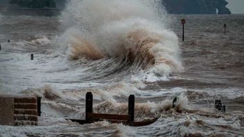 3 Waves Of Tsunami Hits Russia's Severo-Kurilsk, Port Infrastructure Is Heavily Damaged