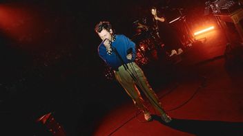 Tayang di Netflix. Harry Styles Rayakan Rilis Album Kiss All The Time, Disco Occasionally di Manchester