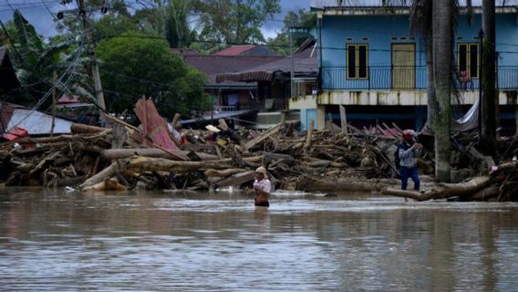 Sido Muncul은 남부 술라웨시 루우(Luwu)의 돌발 홍수 피해자를 돌보고 2억 IDR의 구호금을 분배했습니다.