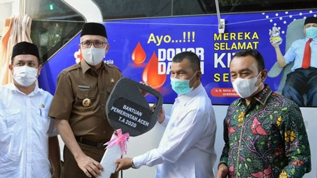 Gubernur Aceh Serahkan Bantuan Mobil Donor Darah kepada PMI Banda Aceh 
