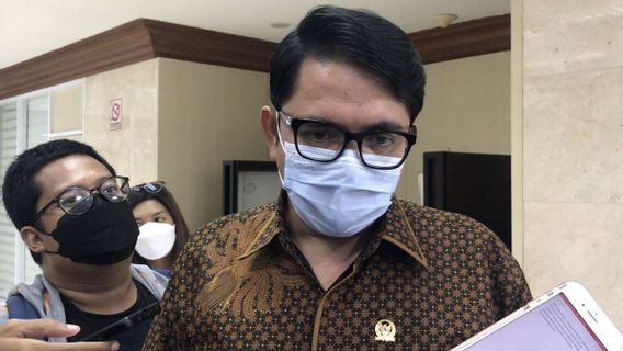 Considéré Comme Arrogant, Denny Siregar A Demandé Au PDIP De Ne Licencier Qu’Arteria Dahlan