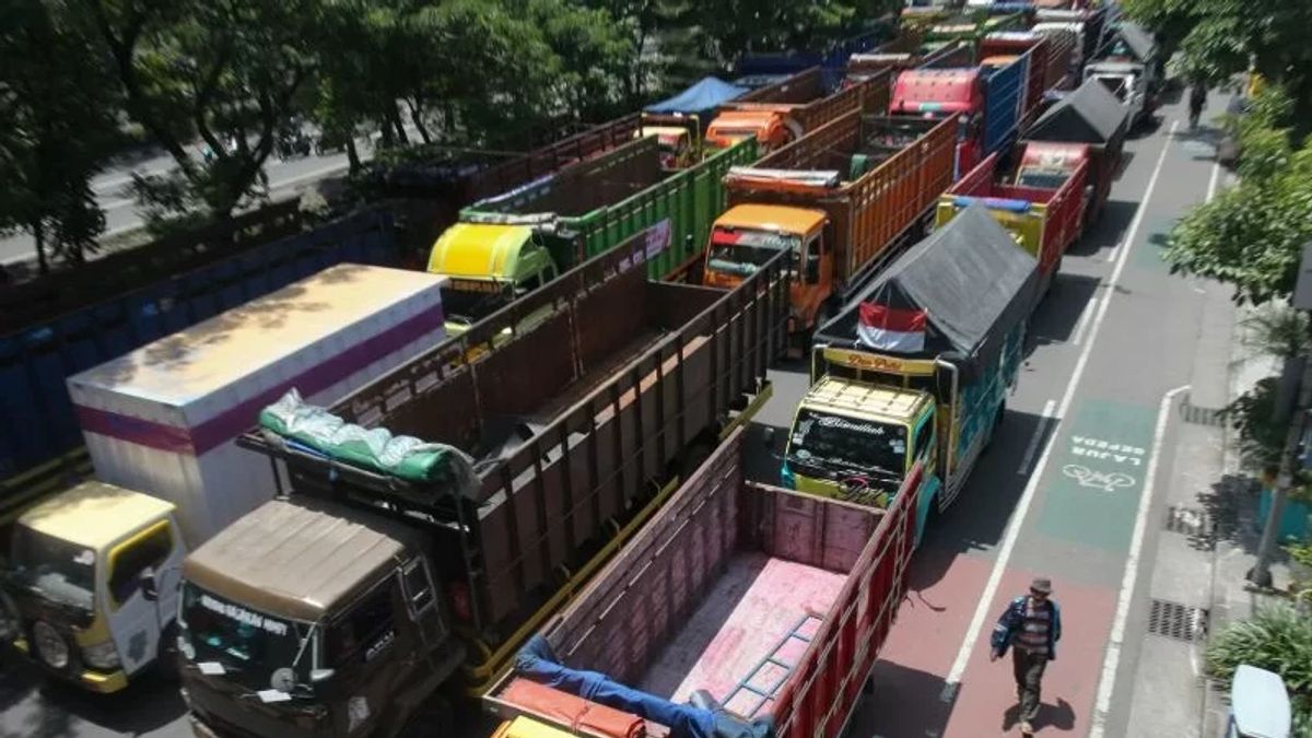 Antrean Des camions contenant du carburant à Jambi fréquemment Bikin Macet, La police écrivait le gouvernement local sur l’interdiction