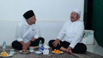 Ganjar Bahas Situasi Politik Terkini usai Putusan MK Saat Temui Gus Mus di Rembang