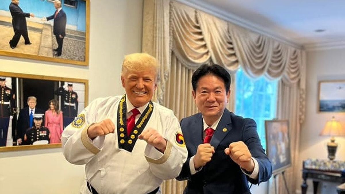 Resmi Sandang Dan-9 Sabuk Hitam Taekwondo, Donald Trump Sejajar dengan Presiden Rusia Vladimir Putin