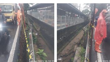 Tanggul Kali di Dekat Stasiun Tebet Longsor, Aspal Jalan Retak