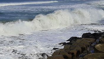 Belitung Fisheries Service Urges Fishermen To Beware Of High Waves And Bad Weather