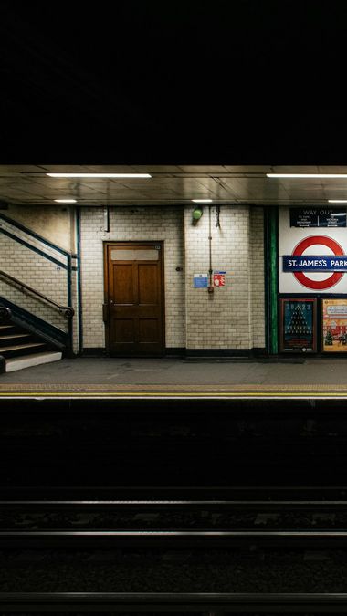 Perturbation naturelle des signaux, des passagers du train britannique déplacés