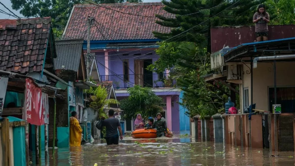 زادت مواقع الفيضانات في جاكرتا بسبب فيضان نهر Ciliwung إلى 68 RT