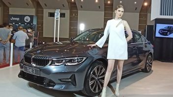 BMW Launches New BMW 302i Sport Variant At IIMS 2022, Equipped With TwinPower Turbo Engine