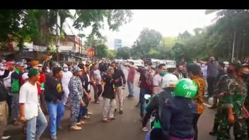 当在Petamburan移除Rizieq的广告牌时，人群被TNI部队抗议
