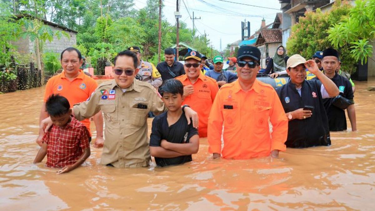 Pj Gubernur Jawa Timur Sambangi Korban Banjir di Pasuruan, Ingin Benahi Daerah Rutin Banjir