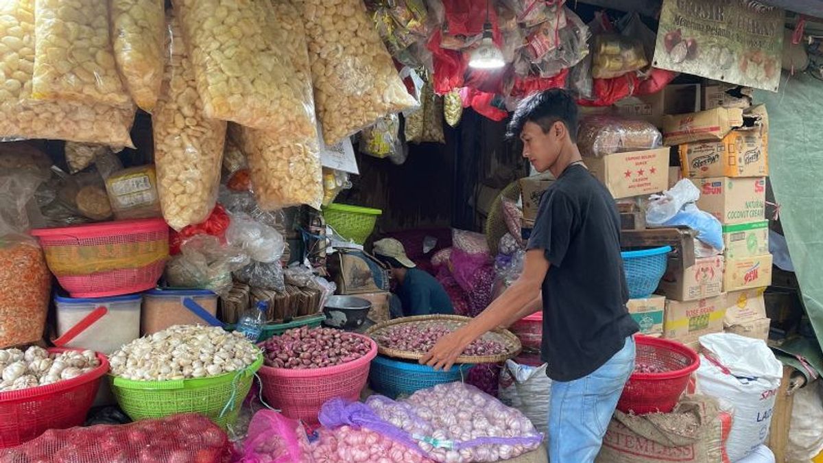 Chili And Meat Prices Rise At The Senen Traditional Market