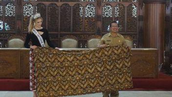 Putri Kecantikan Swiss Lelang Batik untuk Korban Gempa di Cianjur