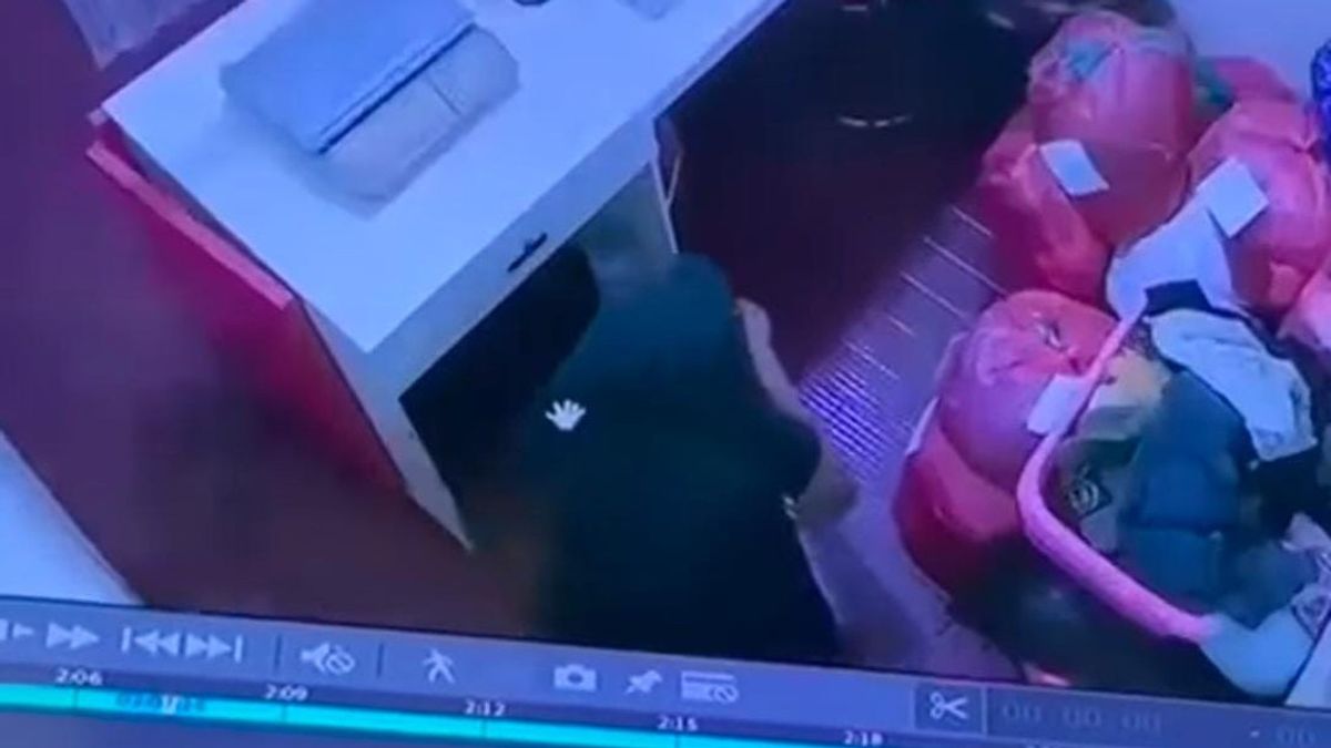 الدوائر التلفزيونية المغلقة يلتقط رجل سرقة المال في الغسيل البارونانج ماكاسار