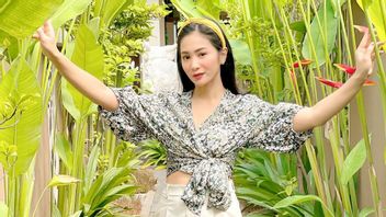 Makin Cantik, Ini Pesona Bunga Zainal saat Liburan di Bali