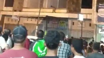 被公民海围困的棉兰病毒窃贼，从被警察伏击的商店顶部跳下
