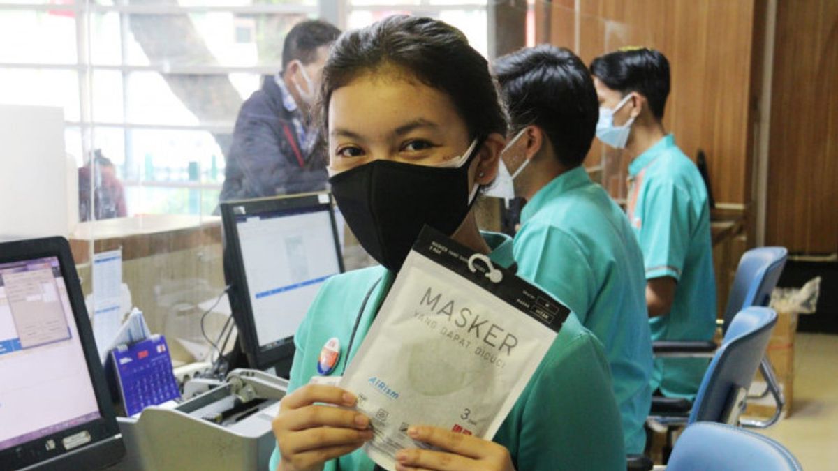 ユニクロ・インドネシア、KAIフロントライナー従業員に33,000アイリズムマスクを配布