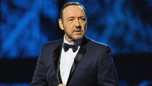 凯文·斯佩奇(Kevin Spacey)在戛纳获得奖项,这是虐待案件后首次公开露面