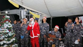 Soldats de la Tni Al et de la diaspora pour célébrer Noël au KRI Frans Kaisiepo