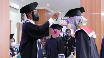 85人のインドネシア人出稼ぎ労働者がマレーシア放送大学を卒業