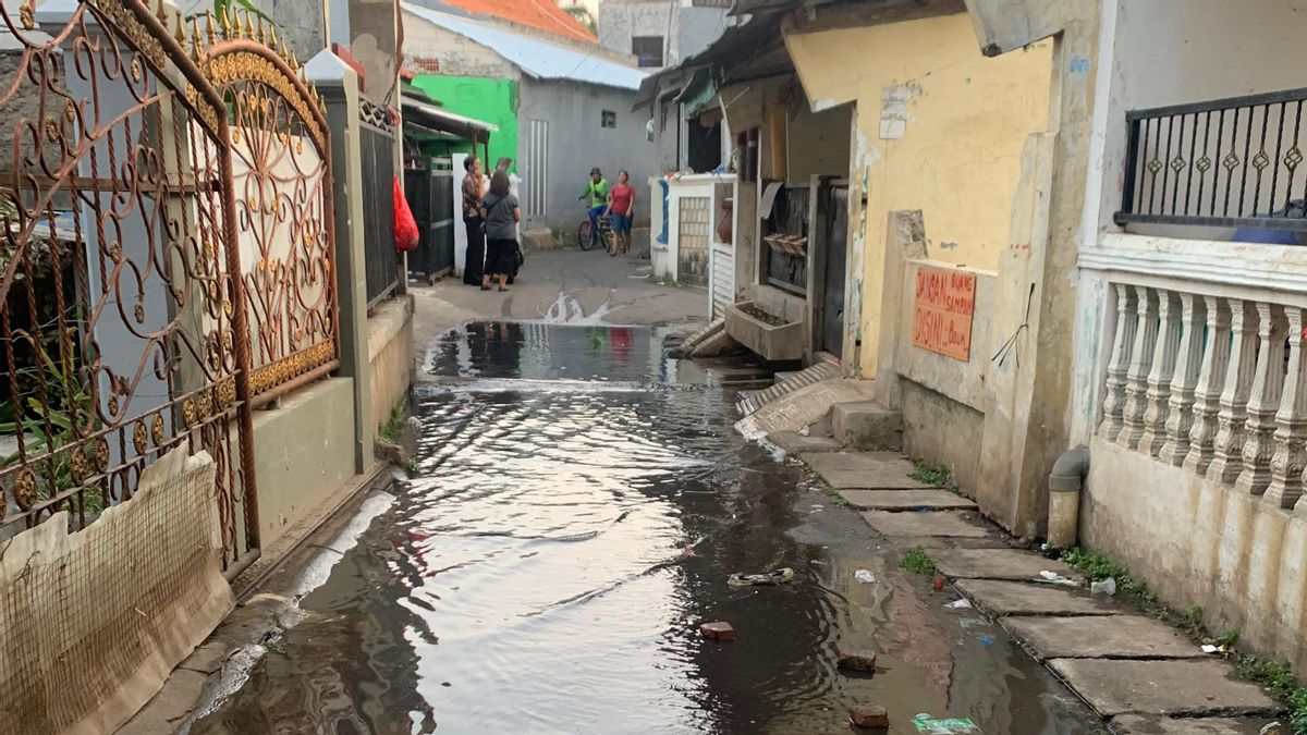 Drainage Is Forced To Close, Dozens Of Residents In Lubang Buaya Claim Itching And Flooded