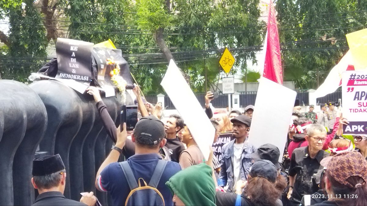 Demonstrators Give Corpse Fines To The Indonesian KPU