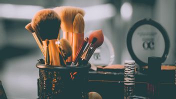 Cara Membersihkan Kuas Makeup: Emang Bisa? Yup! Begini Tahapannya