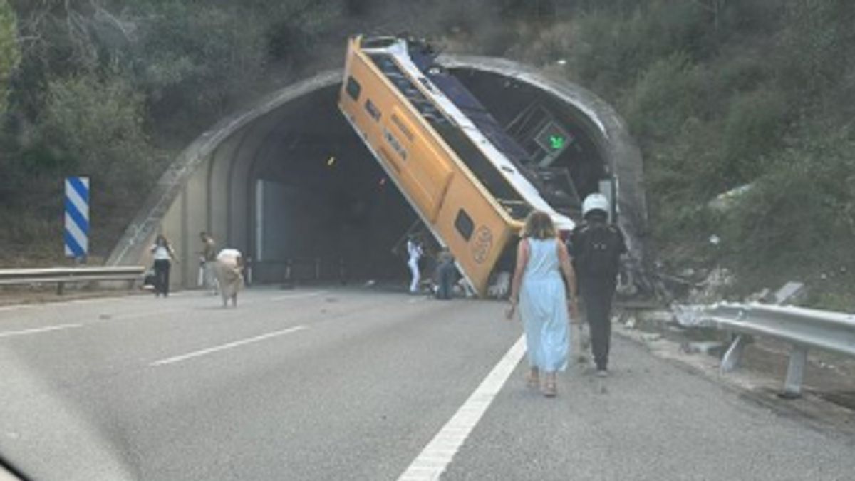 Bus Transport 60 Workers Overturned Until Standing Closed Barcelona Tunnel, 15 Injured