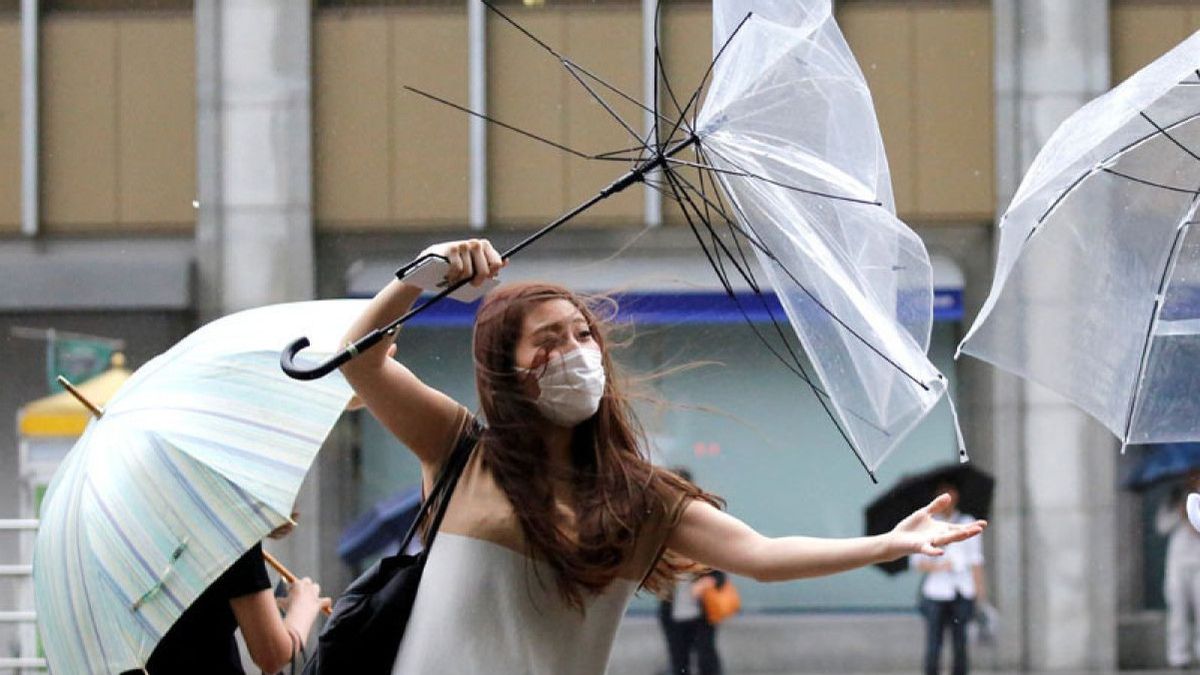 Japon : les citoyens indonésiens surveillent le typhon Shanshan, 27 au 28 août