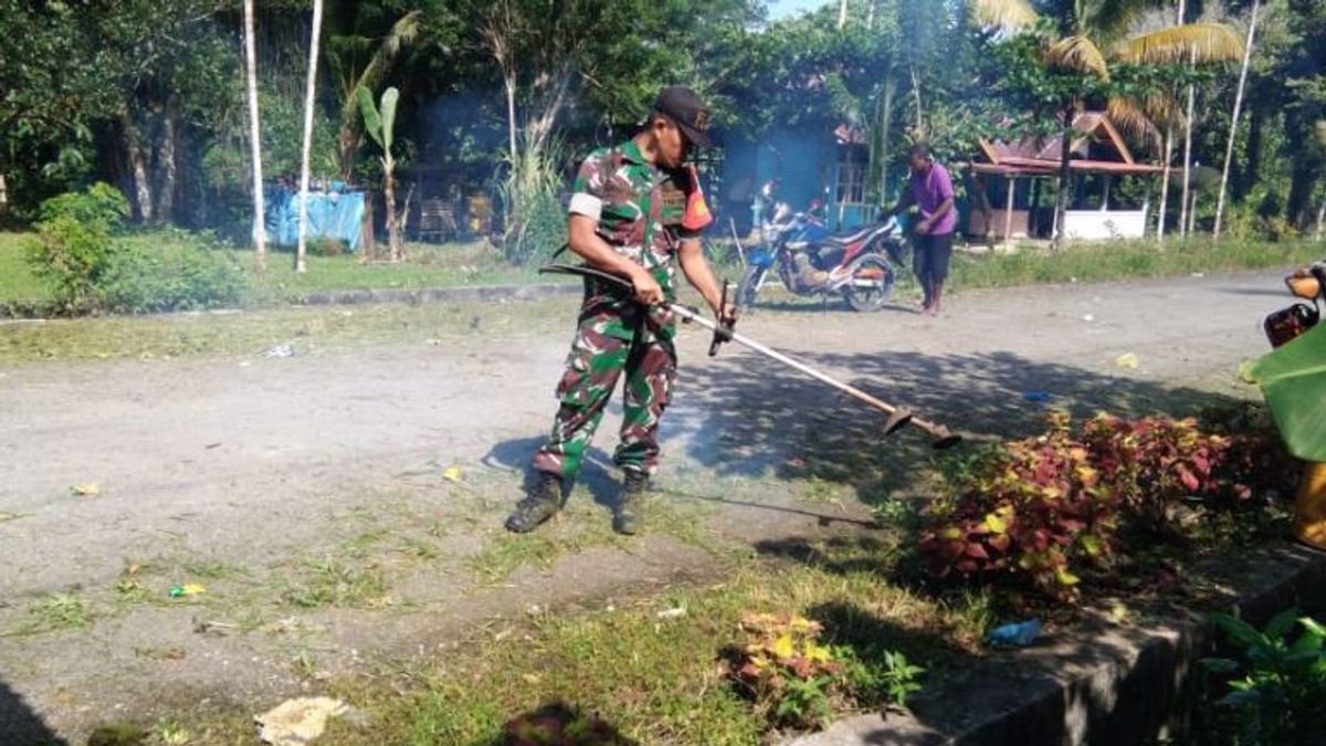 Babinsa Supiori Papua Together With Residents Of Gotong Royong To Clean The Road