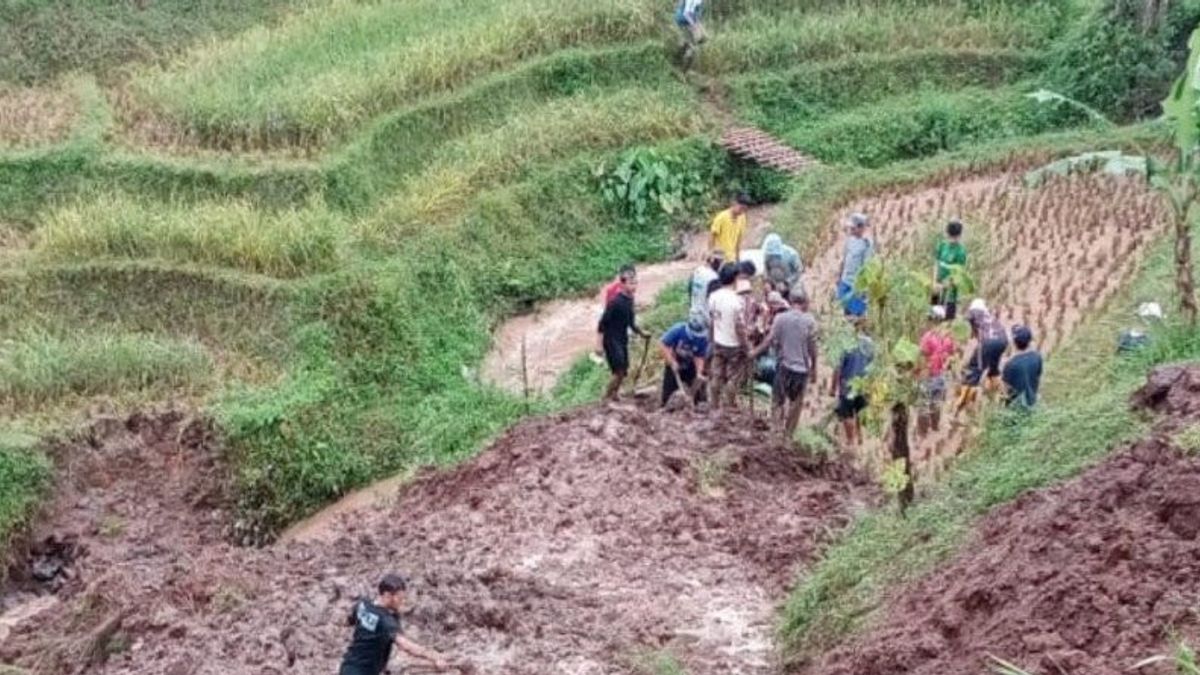 Cliff Landslide In Bandung, One Citizen Dies