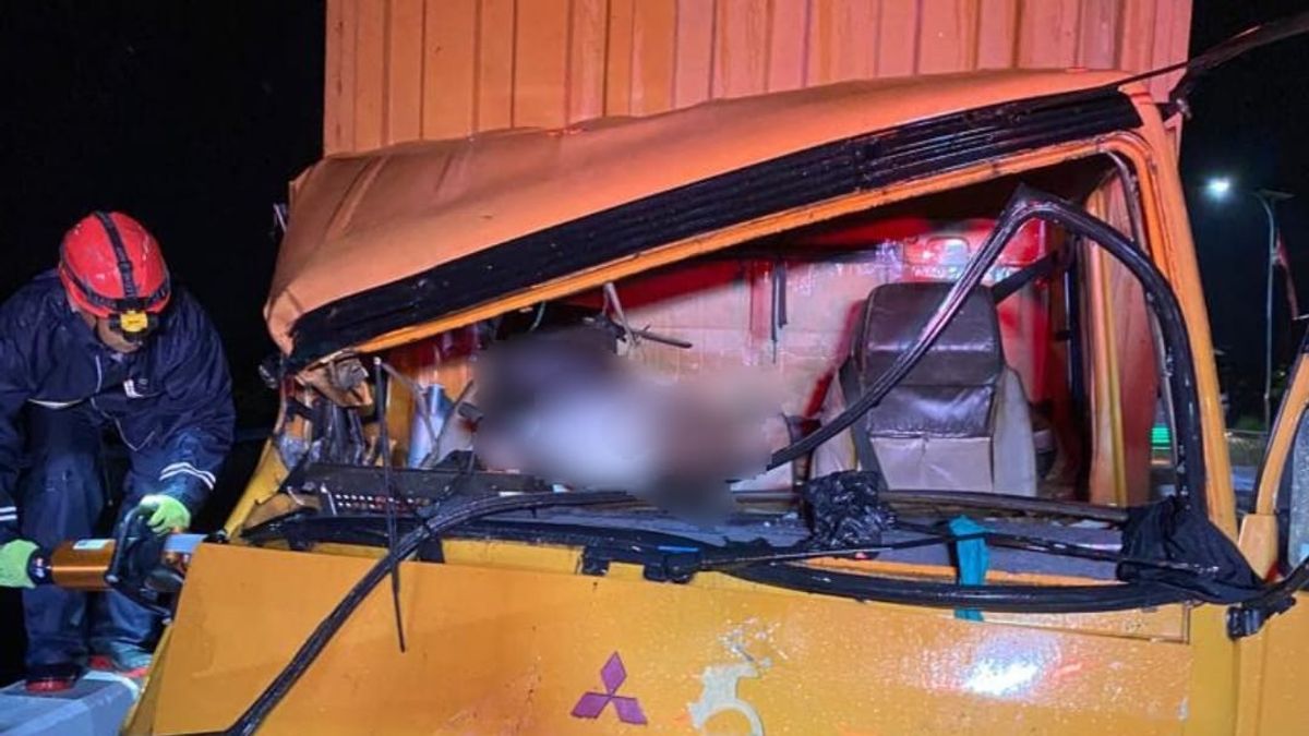 A Truck Driver Died On Pemalang Toll Road After Hitting A Car In Front Of Him