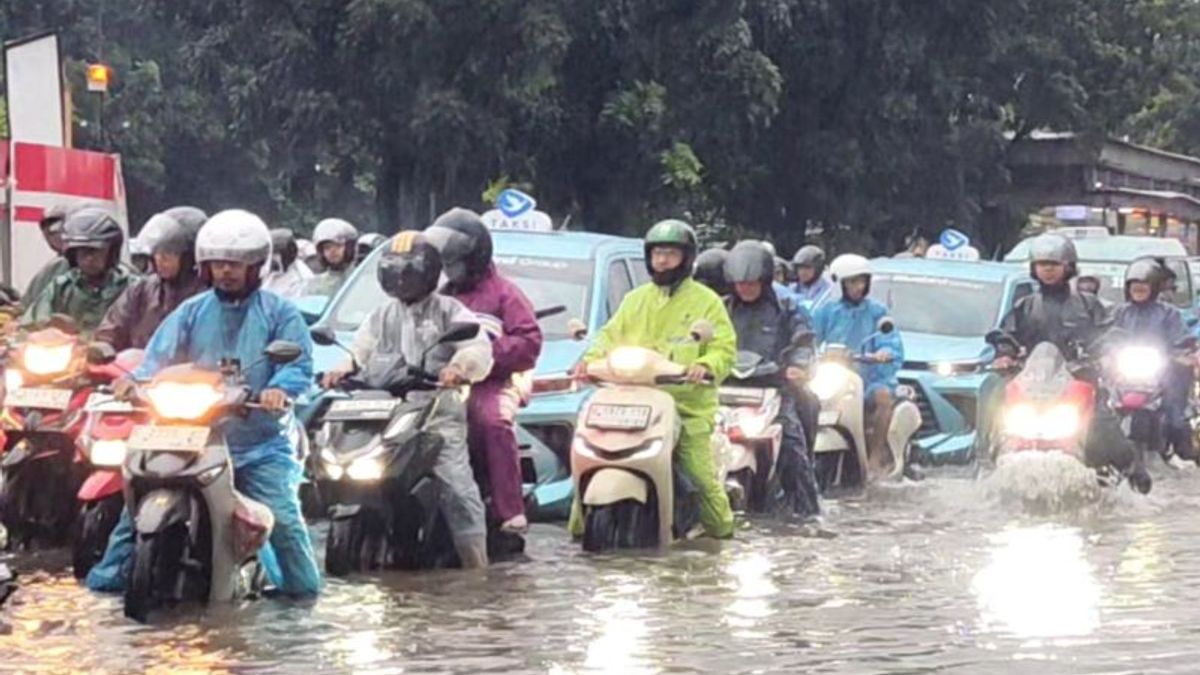Genangan Setengah Meter Lumpuhkan Arus DI Panjaitan, 17 RT Jakarta Ikut Terendam