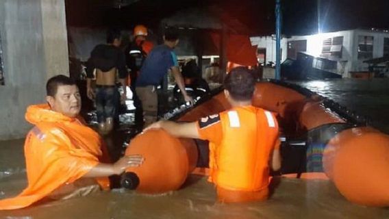 Les Inondations Dans La Ville De Gunungsitoli Ont Commencé à Reculer Depuis L’aube, Il Est Temps Pour Les Résidents De Nettoyer