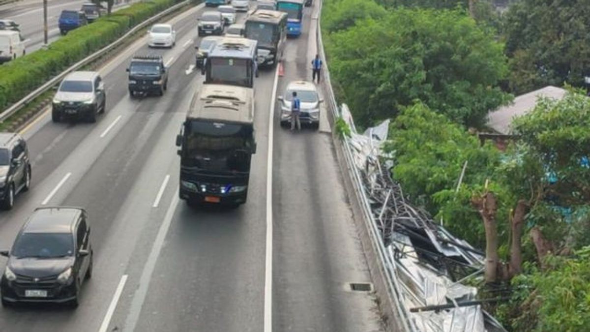 カワン有料道路を覆っていた強風のためにBNNバス駐車場の天蓋が飛んだ