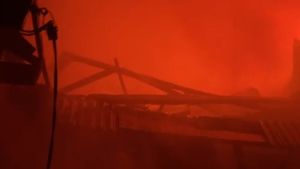 Korsleting Listrik, Rumah Berlantai 2 di Kramatjati Terbakar