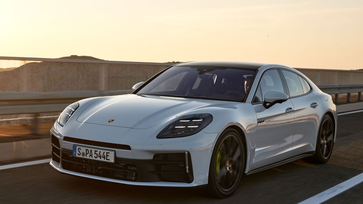 Porsche Presents Two New Variants Of Panamera, Combining Fuel Efficiency And Impressive Performance