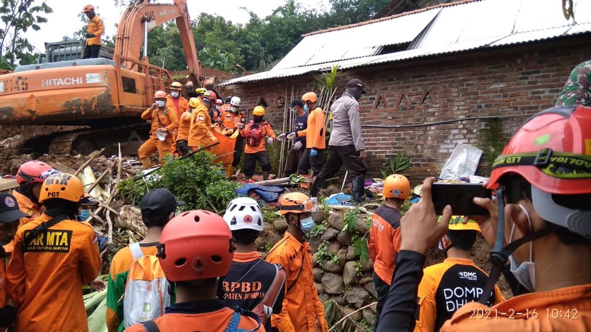 101 Victims Of Nganjuk Landslide  Still Refugee At SDN 3 Ngetos